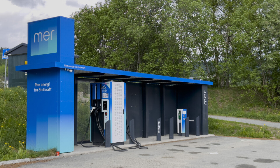 REN MANGLENDE ENERGI: Siden 10. mai har hurtigladestasjonen i Ålen sentrum vært ute av ordinær drift. Om du har en Nissan Leaf, kan du imidlertid fortsatt kjøre på.