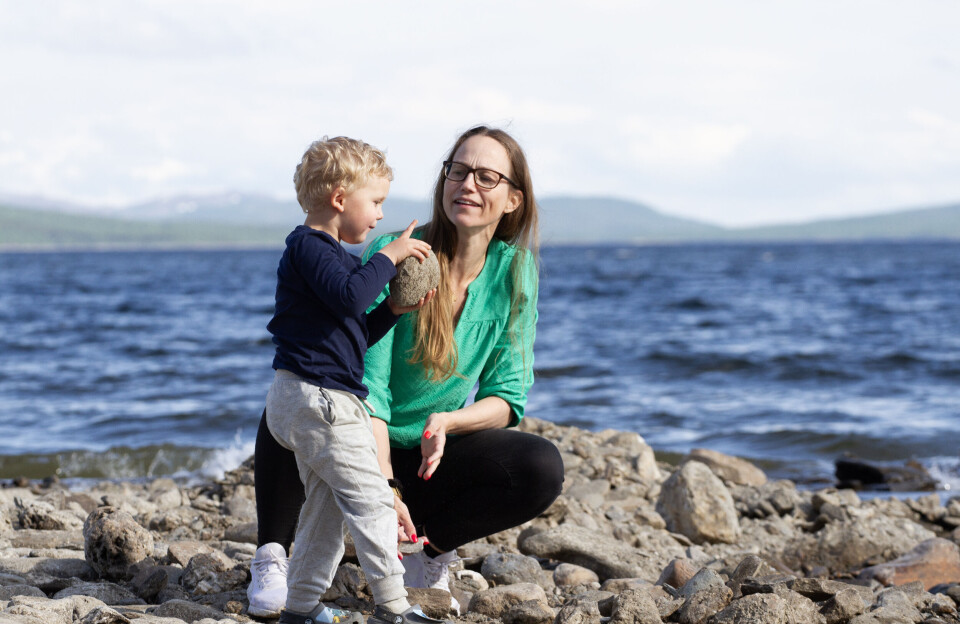 FÅR UTFOLDE SEG: Erle Fæmundshytten med den yngste sønnen Jonathan. Han og storebror Jacob liker å kaste små og store steiner ut i vannet i Aursunden.