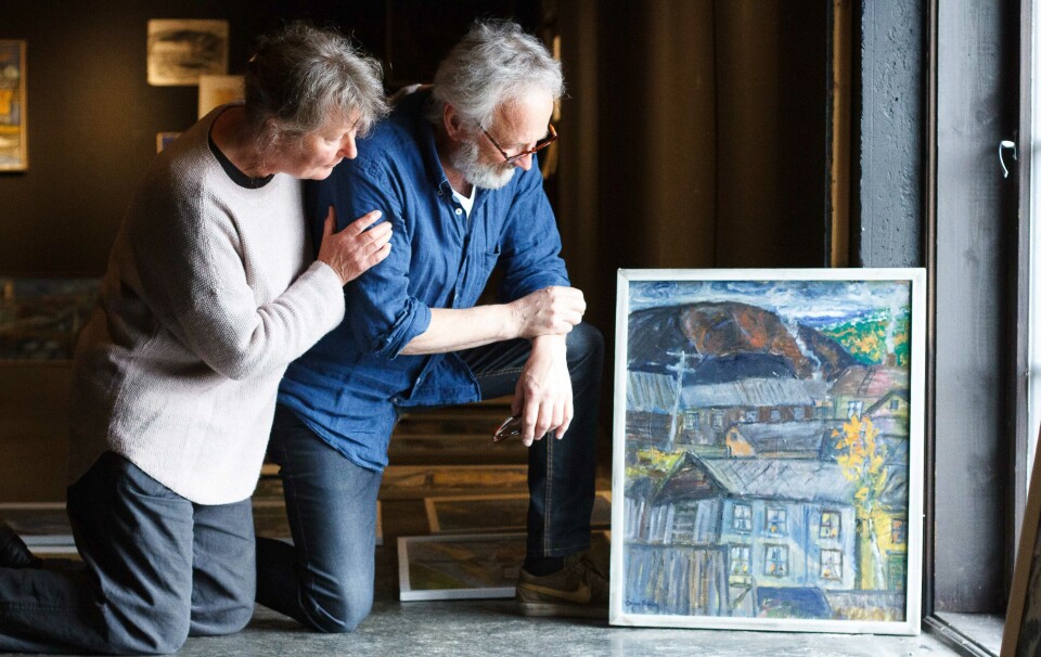 MALTE BERGSTADEN: Kajsa Willemark og Rolf Anderzon forvalter mange av Örjan Nøring sine malerier, og har i tillegg lånt motiver til utstillinga fra private og kommuner i Jämtland. Dette heter 'Röros höst', malt i 1978.