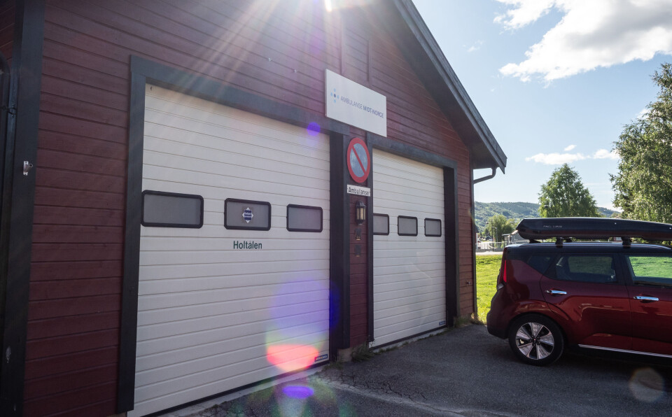 VARSLER STENGING: Både plasstillitsvalgt og lokalt verneombud varsler at ambulansebasen i Ålen trolig blir stengt og sannsynligvis flyttet til Røros når rivinga av Helsetunet starter. GARASJEN: Ambulansegarasjen i Ålen ser bra ut på utsida. I alle fall på en godværsdag.