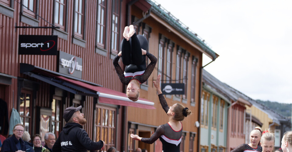 UVANT SYN: Akrobatikk i den vanligvis rolige Kjerkgata.