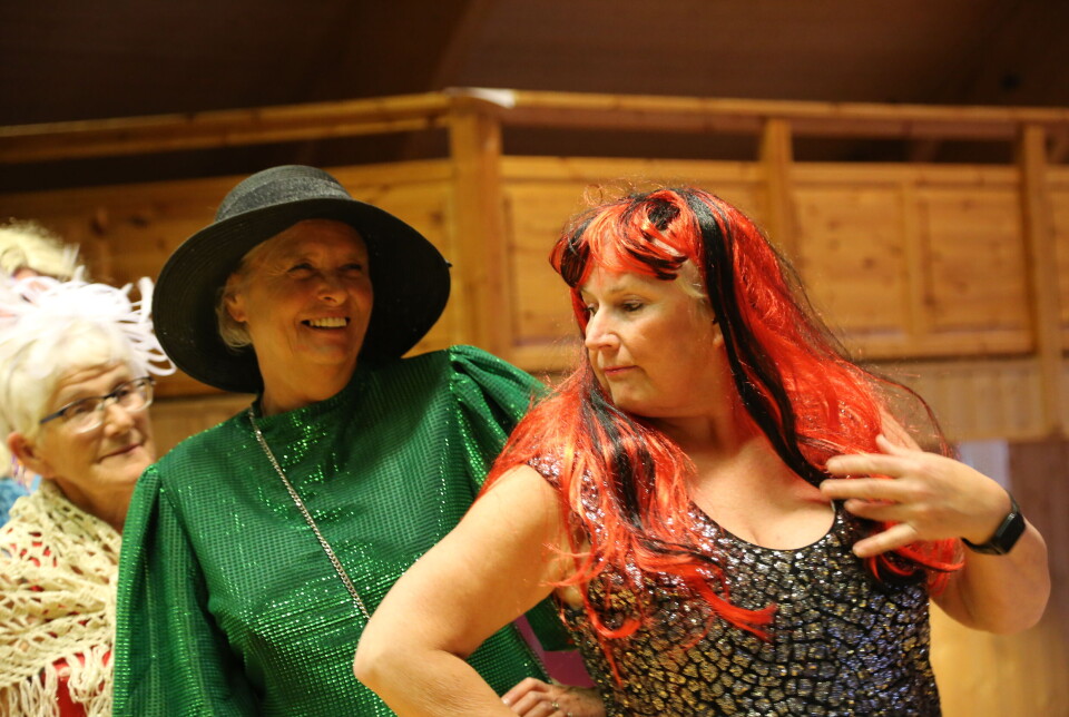 GIFT VED FØRSTE BLIKK: Roar Baustad Drøivold stiller sporty opp i et sjekkeprogram på scenen. Noen av deltakerne er Alvhild Grønseth (bakerst), Tove Løhre og Anne Christine Gaare.