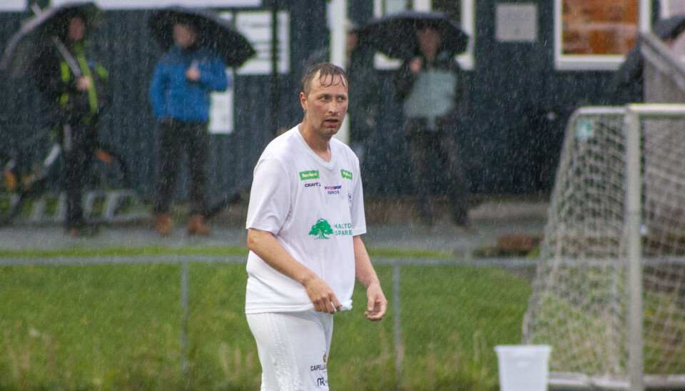 BLØTT: Det ble en særdeles fuktig aften for Thomas Moan og resten av fotballryssan til Ålen hjemme på Kirkhusmoen mandag kveld.
