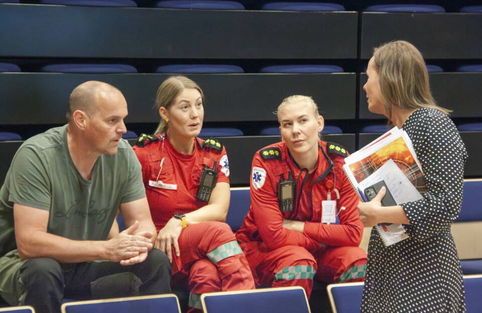 IKKE LYTTET TIL: Varaordfører Liv Grete Heksem (Sp. t.h.) ønsket å utsette byggestart for omsorgsboligene for å få avklart situasjonen for tillitsvalgt Anniken Gran, verneombud Ida Therese Nilsen og resten av ambulansearbeiderne ved basen i Ålen. Kommunestyret ville ikke være med på det. Brannmester i Holtålen, Jan Tore Næss, var også til stede.