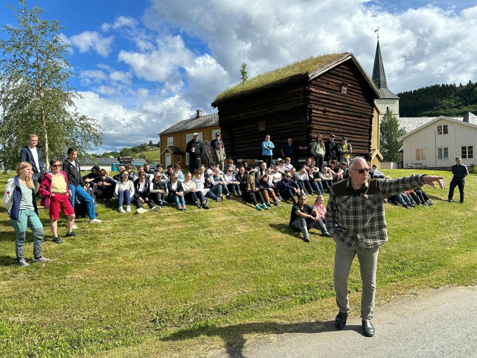 Svein Morset peker mot Klegset – gården der besteforeldre Peder og Marit Morset bodde og drev en livsfarlig motstandskamp sammen med sønnene sine. Foto: Svein Hilmo