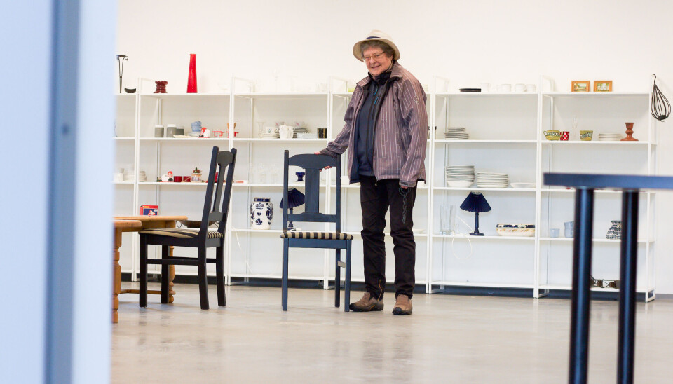 ALT GRATIS HER: – Gjenbruk er fantastisk. Kanskje vi trenger mer fokus på det i Røros, sier Mary Barthelemy. Hun lurer på hvorfor det ofte er tomt i hyllene til gjenbruksbutikken hos Fias Røros.