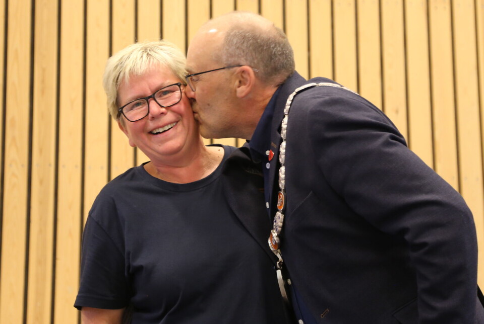 GOD STEMNING: Ordfører Jan Arild Sivertsgård åpnet Ålendåggån og ønsket alle trivelige dager, samtidig ga han leder i Ålen sanitetsforening, Elin Grønli et kameratslig kyss, til ære for fotografen.