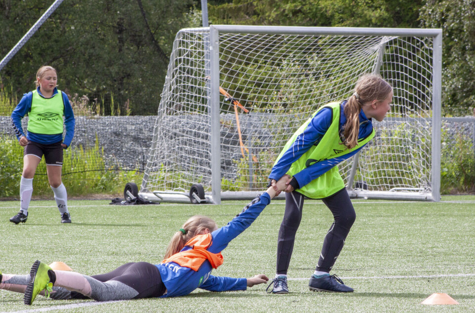 ALLE SKAL MED: Det hjalp ikke å erklære seg sliten på Ståle og Trine Stensaas sin fotballskole. Her skulle det spilles fotball til fløyta gikk – uansett.