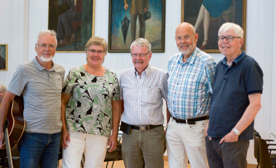 ILDSJELER: Stein Øie (f.v.) er gitarist i Geriatrix, Berit Sevatdal og Birger Kvarteig representerer Røros og Holtålen demensforening, Torbjørn Auran er vokalist og Terje Forsberg spiller bass i gruppa.