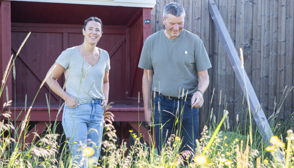 STØTTER ANDRE PRODUSENTER: Kristin Bendixvold og Trond Vilhelm Lund hos Rørosmeieriet utenfor produksjonelokalet i Røros. – De fem andre prosjektene kommer fra produsenter som er innovative og langt framme i skoene, sier Bendixvold. GLAD FOR ORDNINGA: Kristin Bendixvold og Trond Vilhelm Lund hos Rørosmeieriet er godt fornøyde med løsninga som ble endelig bestemt på Stortinget sist fredag.