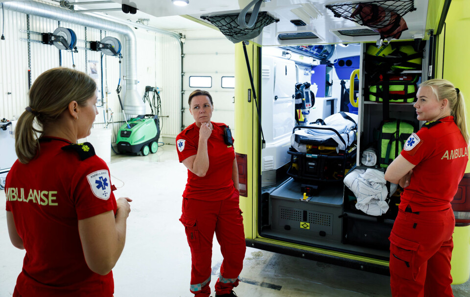 KREVER LØSNING: Varaordfører Liv Grete Heksem (midten) er sterkt kritisk til hvordan Holtålen kommune har håndtert dialogen med St. Olav Eiendom i forbindelse med bygginga av nye omsorgsboliger på Helsetunet, et prosjekt som har skapt stor usikkerhet rundt framtida til den lokale ambulansebasen på stedet. Her er hun flankert av verneombud Ida Therese Nilsen (t.v.) og tillitsvalgt Anniken Gran.