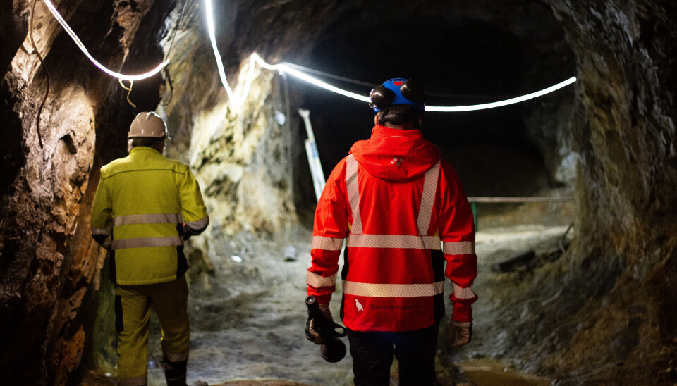 KARTLEGGER VANNSTAND: Thor Erick Stuedal (t.v.) og ordfører i Holtålen, Jan Arild Sivertsgård (Ap) på vei inn gruvegangen ved Bjørgåsen Fjellstue. Gangen som ble brukt til frakting av malm, kalles på fagspråket 'stoll'.