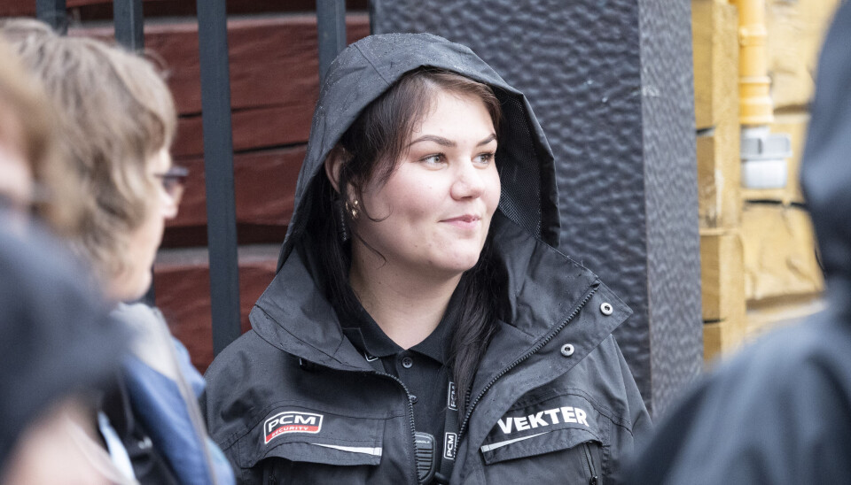 VEKTER: – Det var lite folk tidligere, men nå begynner det å ta seg opp, sa vekter Vivian Dahl. Hun hadde god oversikt over gjestene og en trivelig kveld på jobb ved Kaffestua under kveldsåpent.