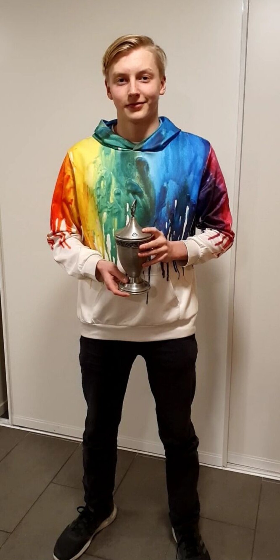 FARGERIK: Elias var alltid en fargerik person, og fargene hans har blitt viktige for moren etter at han døde.