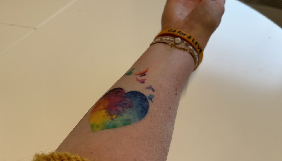 TATOVERING: Elias’ farger fikk plass både på gravsteinen og på en tatovering på morens arm.