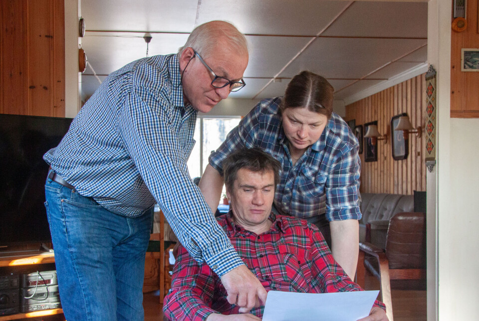 RÅDGIVER: John Volden Jensås (f.v.) går av med pensjon etter 46 år i Tine-systemet. Fjell-Ljom fikk være med fôringsrådgiveren på et av hans siste gårdsbesøk, til gårdbrukerparet Mari og Anders Bollingmo på Langlete.