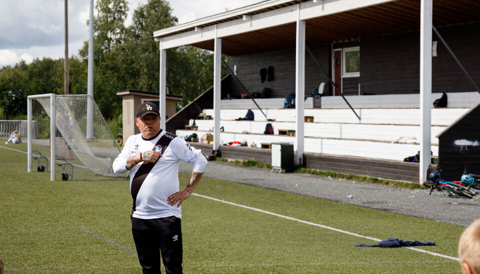 FORTELLER: Lagleder Ronny Meidal forteller om mulighetene for å spille fotball med et grønt hjerte på brystet, noe som ble godt tatt i mot av deltagerne under «Artut hele juli».