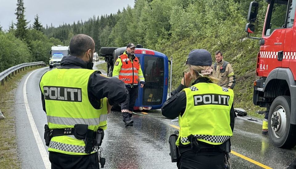 LIGGER PÅ SIDEN: Trafikkulykke Fv. 30 Liaåsen i Holtålen