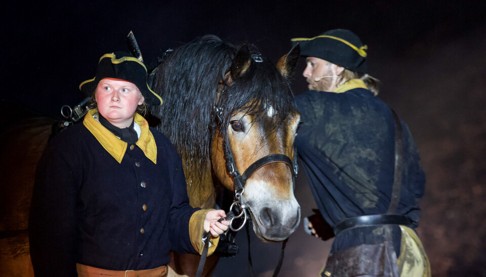 BLØTT: Det regna under hele prøvevisninga av Elden mandag, men folk og hester ga alt på utenscenen i slagghaugene i Røros.