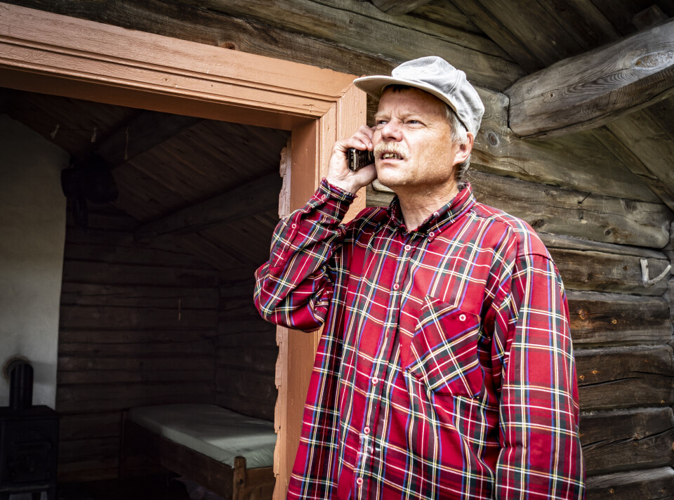 ARVEGODS: Øystein Nyrønning fra Ålen kan vare eier av Norges eldste mobiltelefon som fortsatt er i bruk, en 22 år gammel Nokia 6310i, som han arvet etter sin far.