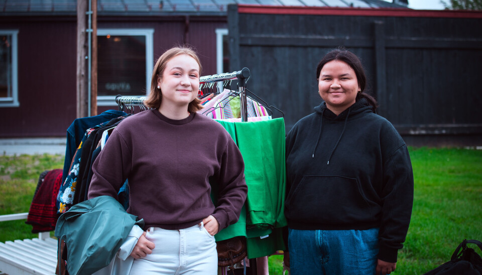 JAKTEN PÅ DET SPESIELLE: Malin Østby til venstre, og Julie Engetrø til høyre, var på utkikk etter noe man ikke finner andre steder under søndagens bruktmarked.