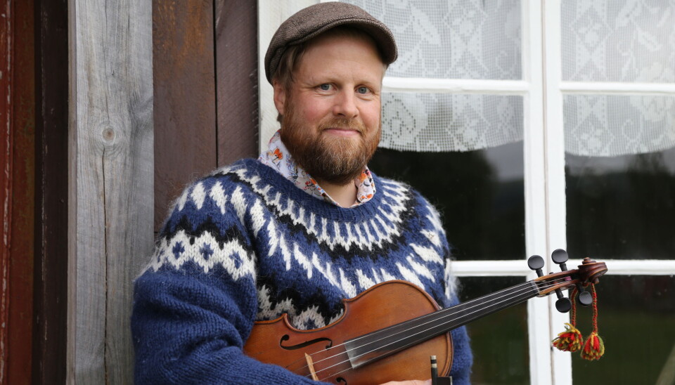 ÆREFULLT: John Ole Morken syntes det var spesielt å spille i fjøset til forfatteren.