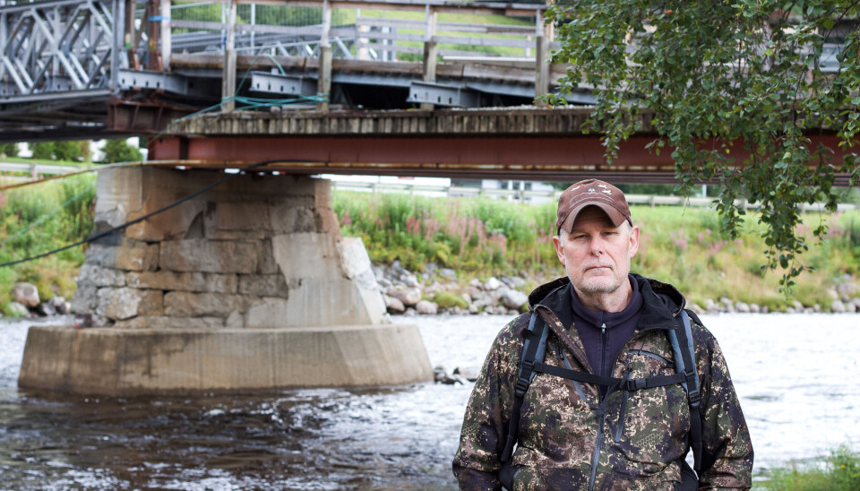 BEKYMRA: Tom Neidher med midlertidige Heksem bru i bakgrunnen. Han er bekymra for ferdsel og sikkerhet for sambygdingene og seg selv når brua blir stengt.