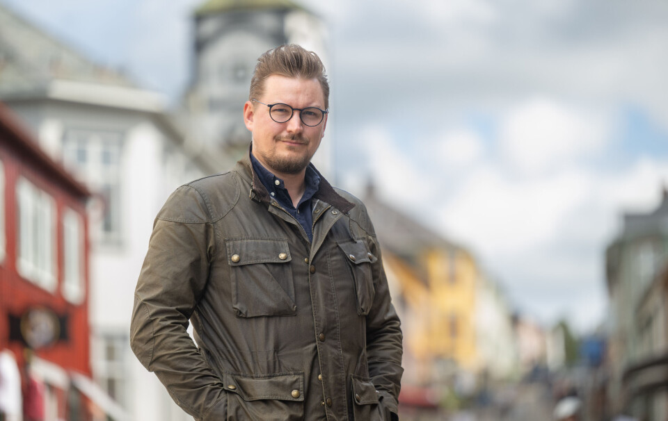 MANNEN I GATA: Lars Os er NRKs reporter med base på Røros. Herfra skal han tette igjen det han kaller det sorte hullet på kartet. – Når du ser på kartet over Norge, så er fjellregionen dessverre ofte et svart hull for veldig mange. Det skal jeg forsøke å gjøre noe med, sier han.