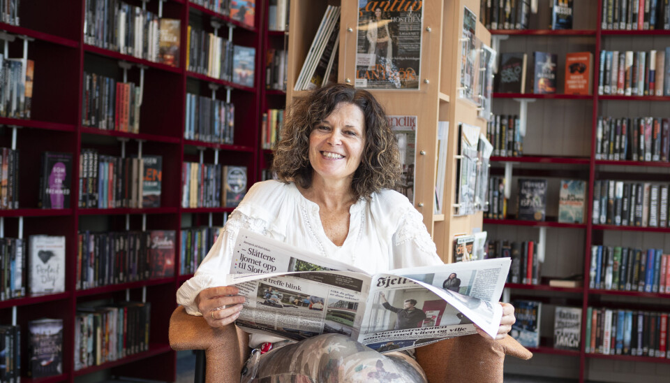 HYGGELIG UTFORDRING: Årets sommer har vært travel for biblioteksjef Ellen Vibeke Solli Nygjelten ved Røros bibliotek. – I perioder sto køa ut på gata her, sier hun fornøyd.