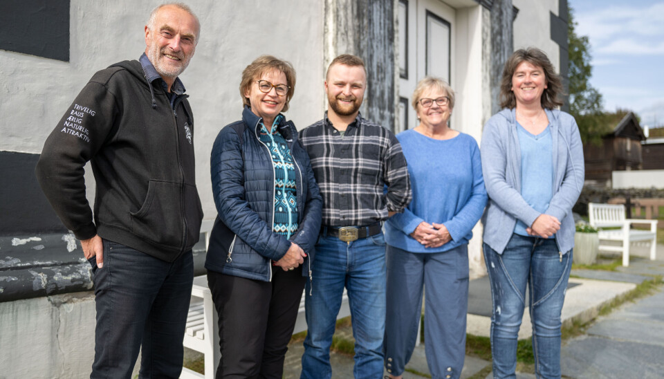 INVITERER ALLE: De fire menighetsrådene i Røros inviterer alle til gratis avskjedskonsert for Harald Hauge. Her representert ved Carl Georg Konow, leder i Brekken menighetsråd, Rutt-Karin Engzelius, leder i Røros menighetsråd, Jon Iver Feragen og Liv Marie Engan, Glåmos menighetsråd samt Inger Lise Tellebon, leder i Hitterdalen menighet.
