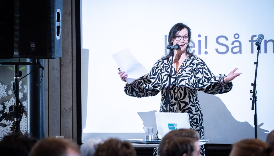 EN HILSNING TIL ETTERFØLGELSE: Aina Engan Døhl i skolehelsetjenesten viste elevene hvordan man bør hilse på hverandre under lansering av livsmestringsprosjektet «Vil».