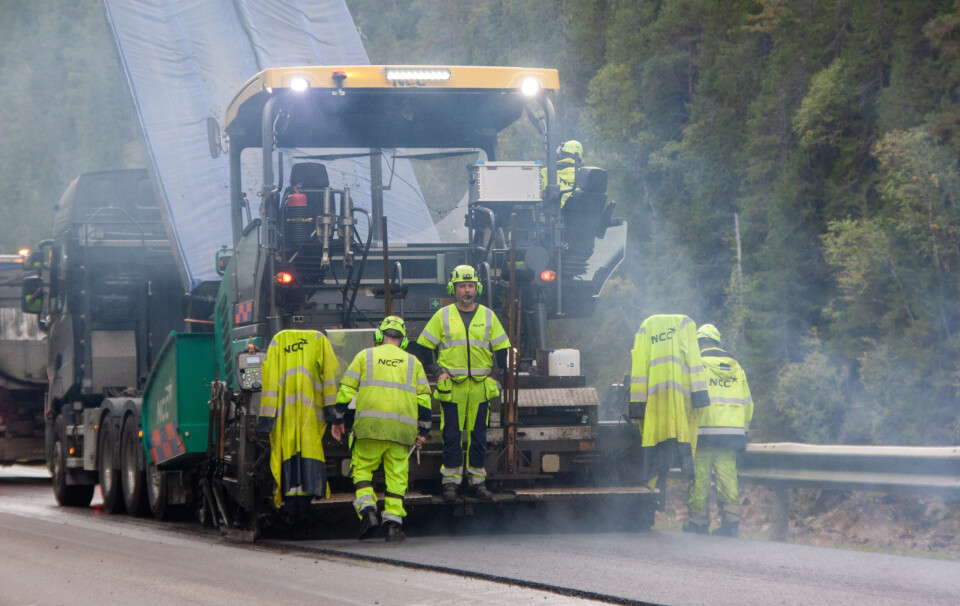 ASFALTLAGET: Fem personer fra entreprenøren NCC står for den faktiske asfalteringa i Svølgja denne uka. I tillegg kommer lastebilsjåfører og trafikkvakter. Arbeidet foregår til og med torsdag.
