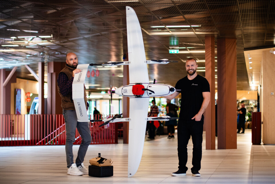 NORSK: Dette er dronen som skal brukes på Røros i testperioden. Aviant bygger dronene selv. De kjøper skroget og elektronikk, som så settes sammen i Aviants lokaler på Sluppen i Trondheim. Endre Sandbakken i Rørosregionen næringshage til venstre og Axel Brandtzæg i Aviant til høyre.