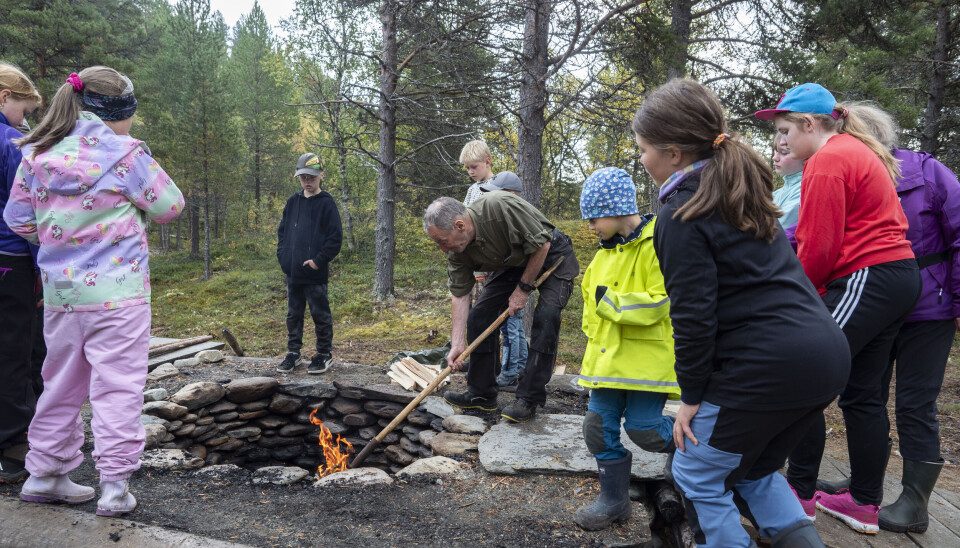 PRAKTISK LÆRING: Elevene fra Brekken skole holdt trygg avstand da de fikk se en blæsterovn i praksis i fjor. Nå har Røros kommune fått ekstra midler til praktisk læring.