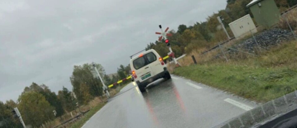 STENGT: Jernbaneovergangen ved Stattene var stengt uten grunn mandag kveld.