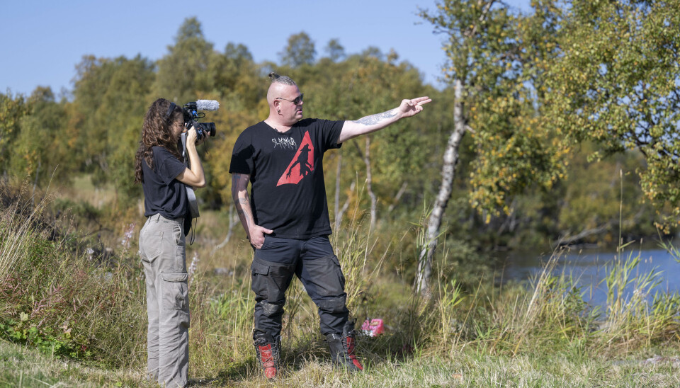 DER VAR DEN: Blackmetal-musiker, fotograf og UFO-jeger Rune Røstad blir av TV-journalist Flavie Motilla bedt om å peke ut stedet der et flygende fartøy skal ha landet i 1947. – Der skal det ha landet, men tar vi hensyn til været den dagen, vil det ha drevet et par kilometer sørøstover, forklarer han.