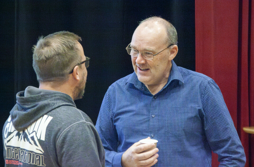 «TRAKKET» TIL: Ordfører Jan Arild Sivertsgård (Ap), her i passiar med Stian Sundan Grønli (FH), trakk i nødbremsen og trakk saken om barnehageopptak fra behandlinga i kommunestyret tirsdag, da politikerne var enige om at de må få bedre økonomisk oversikt før de forplikter seg.