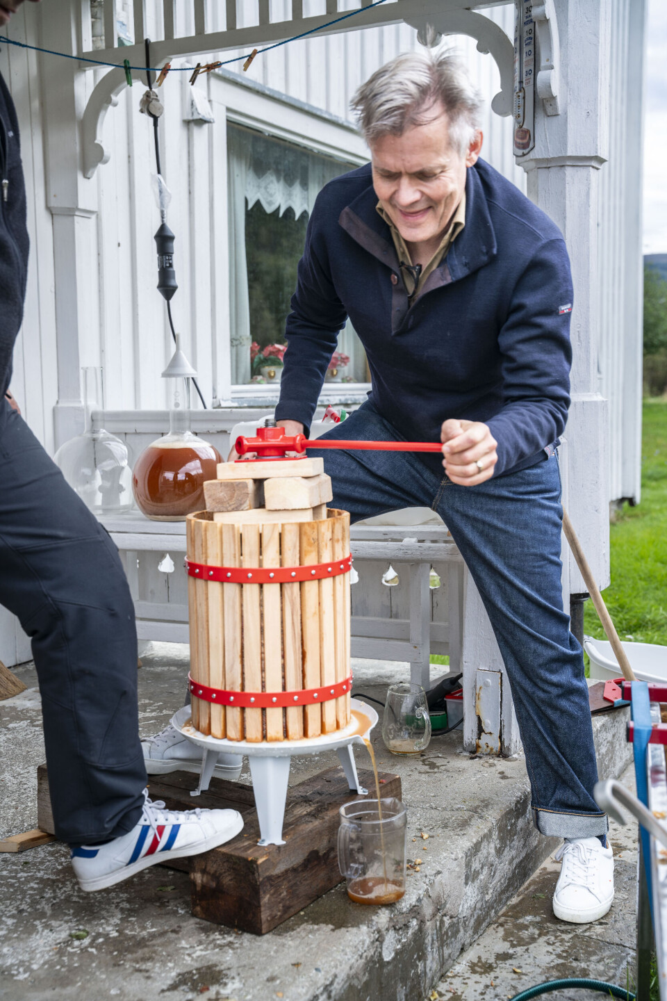 EPLESIDER: Per Morten Ekerhovd skrur til pressa, og mugga fylles opp med kortreist eplesider.