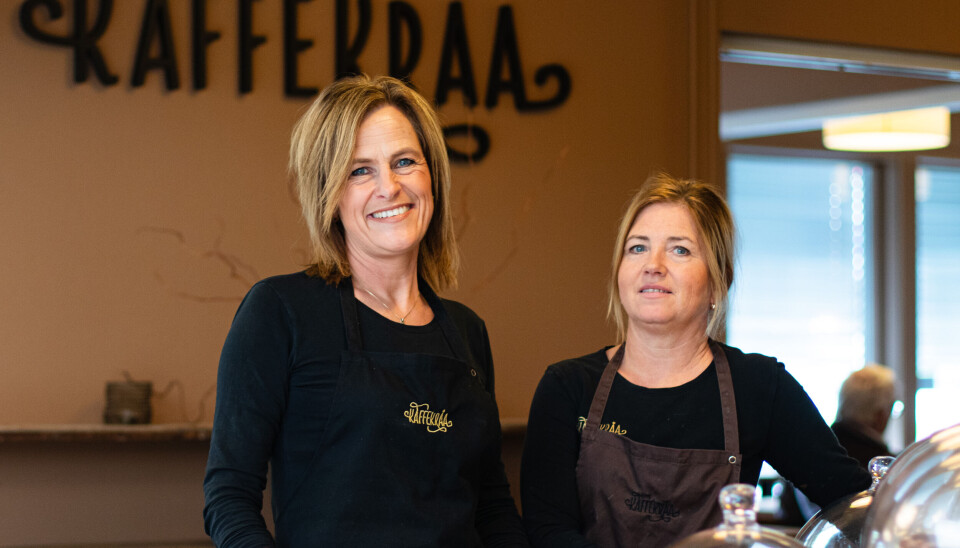 SISTE DAG: Mandag 30. september var aller siste offisielle dag ved Kaffakråa for både Viviann Sollie, til venstre, og Hege Moan. Nå har en av dem fått jobb i Holtålen kommune.