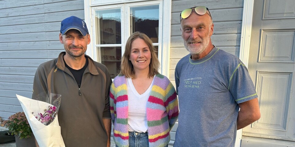 ILDSJELER: Årets Ildsjelpris i Røros kommune går til Mats Ove Skott (t.v.) og Elisabeth Bakke Skott for deres innsats i Brekken. De fikk den glade nyheten sammen med en blomsterbukett fra Røros Idrettsråd, representert av Carl Georg Konow.