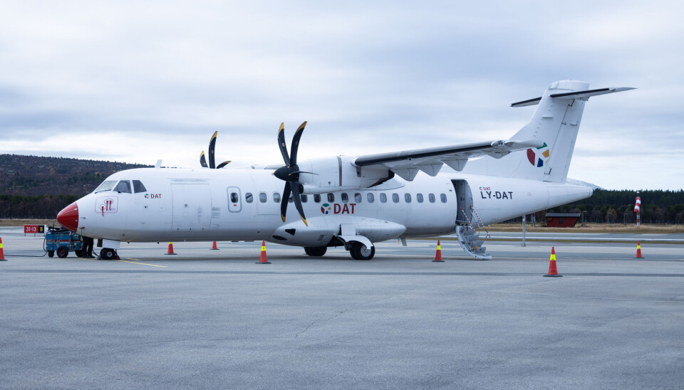 PÅ RØROS: DAT flyr fortsatt til pg fra Røros lufthavn, nå etter gjeldende norske regler. Her representert ved DAT ATR 42-500 LY-DAT.
