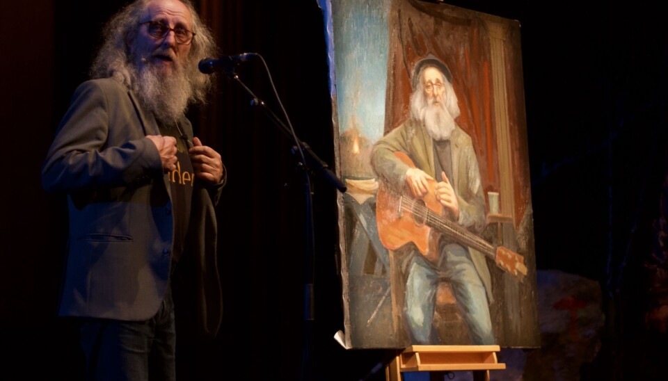 NERVØS: Kulturinstitusjonen Arnfinn Strømmevold ser seg selv på lerret for første gang.