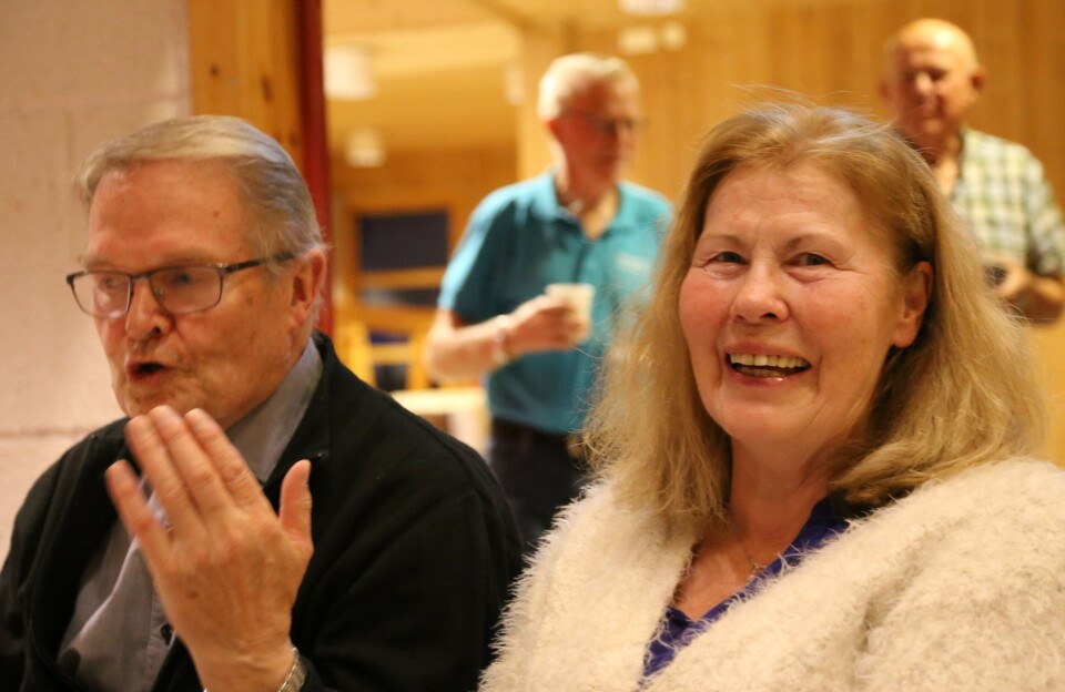 TRIVSEL OG KJØPELYST: Tor Inge Møllmann og Gerd Bjørgård koste seg med god servering og spennende trekninger, samt latter og god prat rundt bordet.