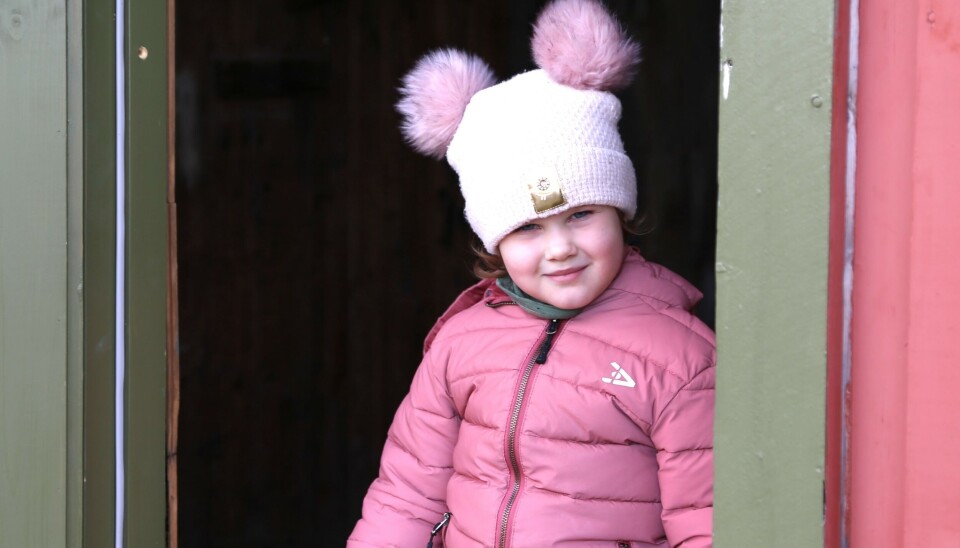 MANGE ARTIGE OPPGAVER: Signe Regine Skårdal (4) synes det var spennende å gå rundt og løse oppgaver. Hun hadde god hjelp av både mamma og pappa, bestemor og bestefar.