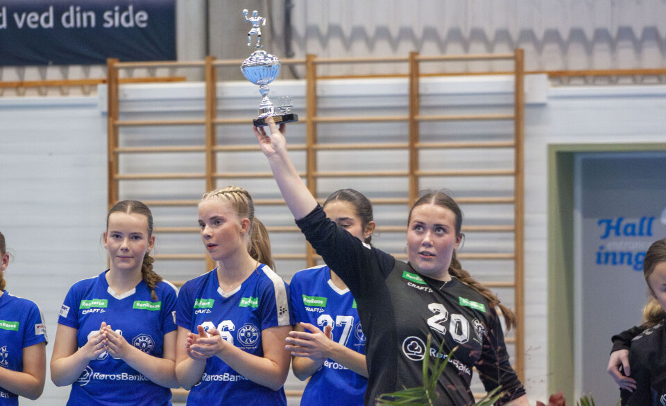 LILLE-POKALEN: Keeper Gina Iren Finnland og Ålens J16-lag måtte nøye seg med den lille pokalen etter finaletap mot Steinkjer HK.