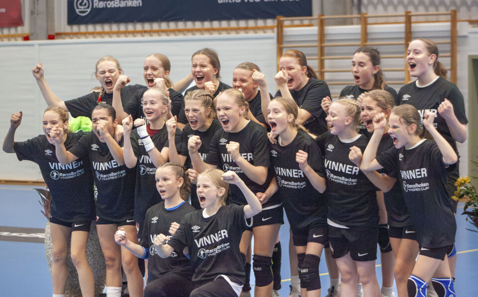 SJETNE-JUBEL: Begge Sjetne-lagene, som til vanlig er ett og samme lag, ble hylla på lik linje etter finalen. Spillerne i tilfeldig rekkefølge: På Sjetne 1 spilte Johanne Gjønvik Faaren, Maja Kovacic, Lykke-Sofie Lock Skarpsno, Emine Akerø Amundsen, Silje Olsbu Semundseth, Alicia Haugan Dreier, Milie Bjerke, Nore Rustd Nilsen og Frida Kulbrandstad. På Sjetne 2 spilte Pia Rolfsen Tolnes, Vilde Lindebø Andersen, Martha Jekthammer, Melisa Sharqiri, Muskan Ahmadzai, Olivia Sommervold Opdal, Helle Hertzenber-Nafstad, Hanna Sofie Nordseth Helden og Alva Hednestad.