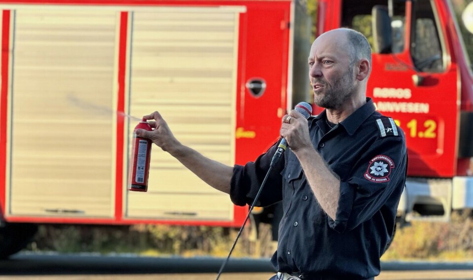 SLUKKE-BOKS: Arnstein Kongshaug fra Røros brann- og redningstjeneste demonstrerte blant annet slokkeboks. – I realiteten et lite pulverapparat, men det fungerer utmerket og er lett å håndtere, sa han.