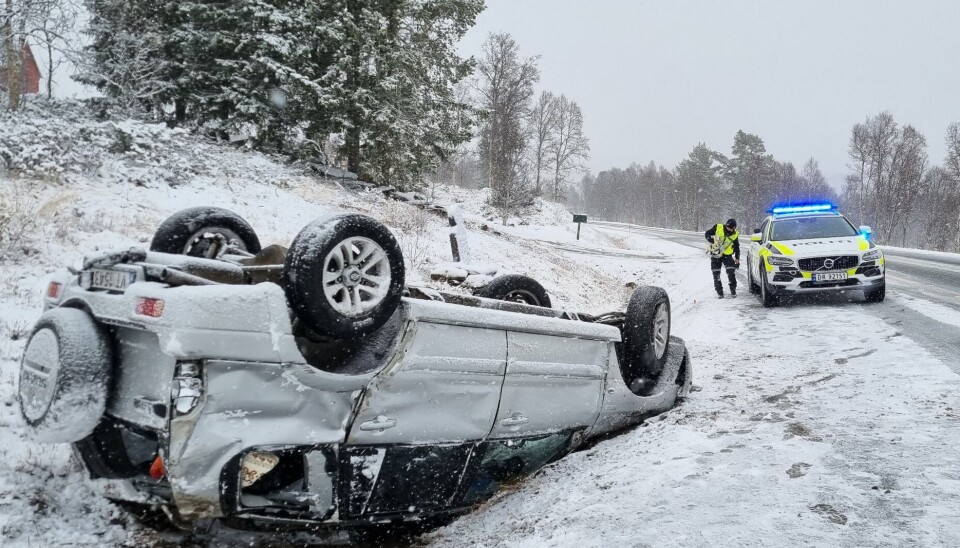 PÅ TAKET: En bil har havet på taket langs Brekkveien i Røros kommune.