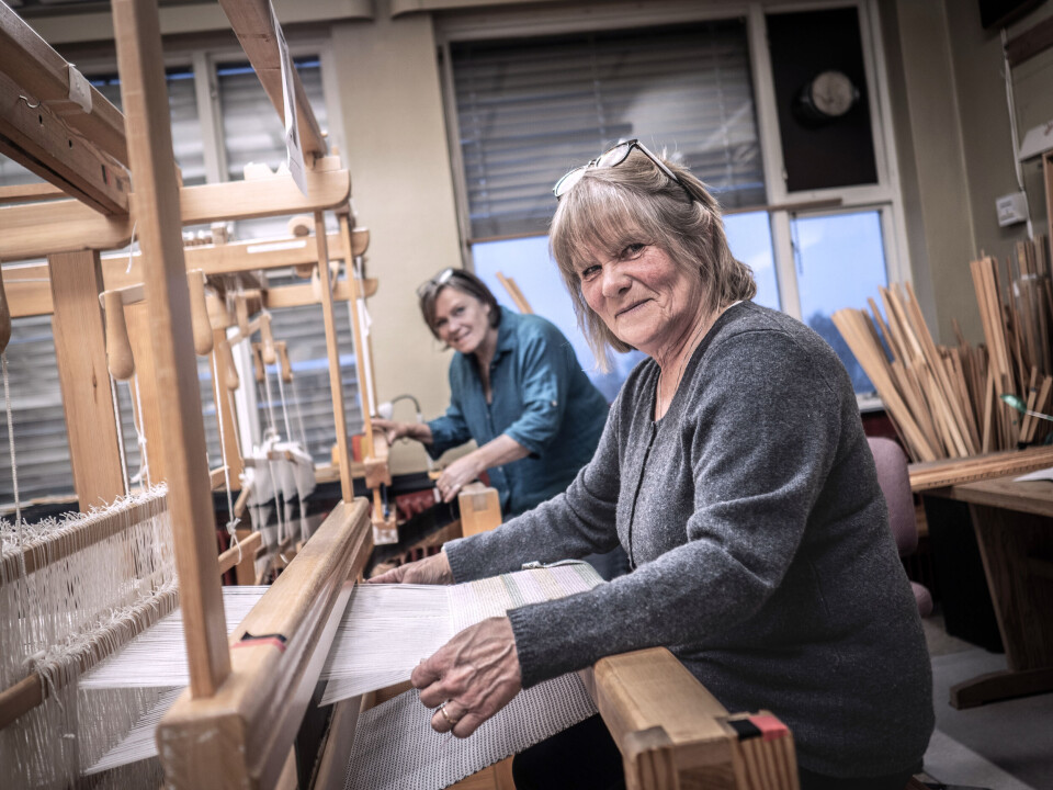 KAPASITET: Ane Bakke var med å starte foreninga for 24 år siden. Kari Grotdal Brænd (i bakgrunnen) er leder av Røros husflidslag i dag. Neste år venter 25-årsjubileet for det vitale lokallaget med sine langt over hundre medlemmer og en aktivitetskalender fylt til bredden.