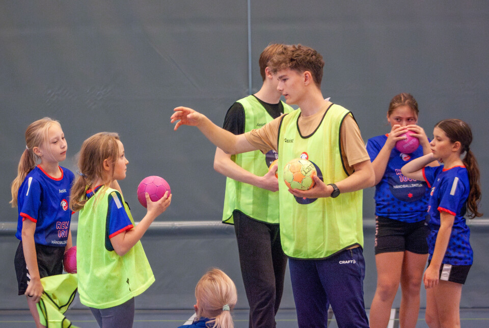 ELEVEN OG LÆREREN: Kjerstine Staverløkk Holden (to f.v.) og lagvenninnene fikk kyndig skolering av blant andre Sander Gjersvold Sand under håndballskolen i Hovet. Hun lover at publikum vil få se hva de lærte i kampene som kommer.